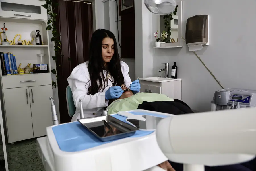 Odontóloga atendiendo a una paciente