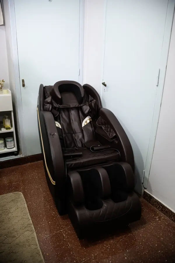 Paciente relajándose en el sillón de masajes