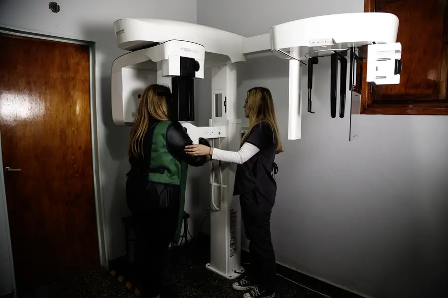 Paciente realizándose una radiografía panorámica